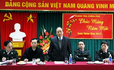 阮春福向越共中央和政府的公民接待处干部职工拜年 - ảnh 1