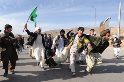 阿富汗继续抗议美军士兵烧毁古兰经 - ảnh 1