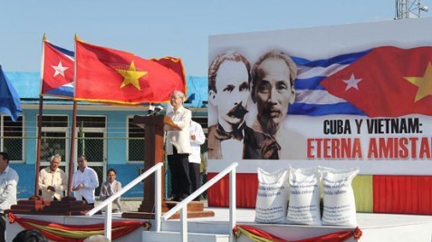 阮富仲会见古巴全国人民政权代表大会主席阿拉尔孔和古越友协代表 - ảnh 2