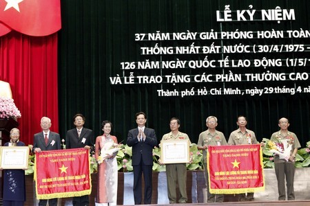 越南全国各地举行切实活动，纪念南方解放，国家统一37周年 - ảnh 2