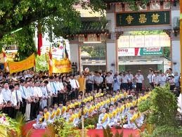 越南全国各地举行活动，庆祝佛诞节 - ảnh 2