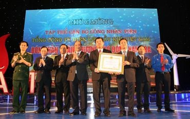 阮春福向越南电力石油总公司颁发3级劳动勋章 - ảnh 1