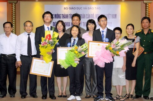 越南教育培训部向三名在国际科学比赛中夺得一等奖的学生颁发奖状 - ảnh 1