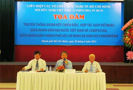 越南-柬埔寨团结传统座谈会在胡志明市举行 - ảnh 1
