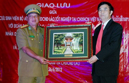 越南公安部与老挝公安部联合举行文艺交流 - ảnh 1