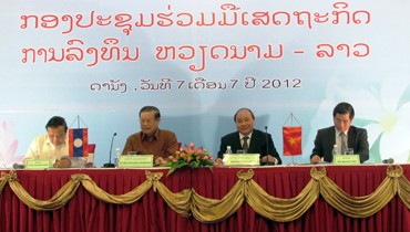 2012越老经济投资合作会议在岘港市举行 - ảnh 1