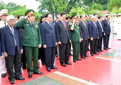 越南党政领导人入陵瞻仰胡志明主席遗容并向越南英雄烈士纪念台献花和上香 - ảnh 1