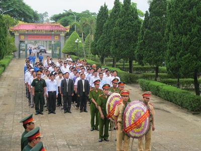 越南全国各地纷纷举行荣军烈士节65周年纪念活动 - ảnh 1