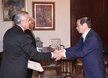 越南驻黎巴嫩大使陈玉石向黎总统递交国书 - ảnh 1