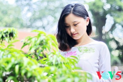 中国留学生与越南长衫 - ảnh 1