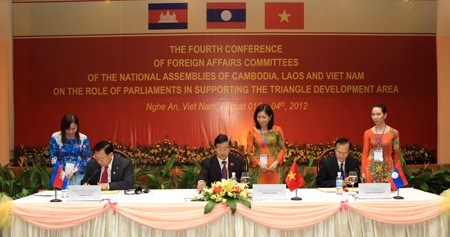 关于发展三角区的越老柬国会对外委员会第四次会议闭幕 - ảnh 1