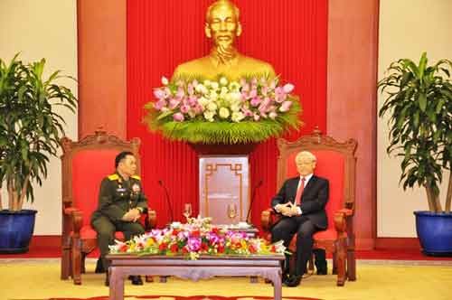 阮富仲会见老挝人民军高级代表团 - ảnh 1