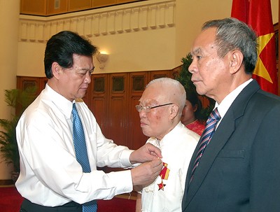阮晋勇向老同志授予了75、50年党龄纪念章 - ảnh 1