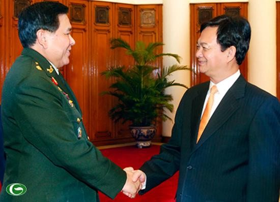 阮晋勇会见泰国皇家武装部队司令塔纳萨 - ảnh 1
