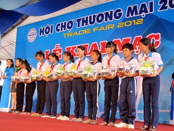  2012年国际贸易博览会在芹苴市开幕 - ảnh 1