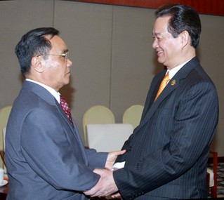 阮晋勇会见老挝总理通辛和缅甸总统吴登盛 - ảnh 1