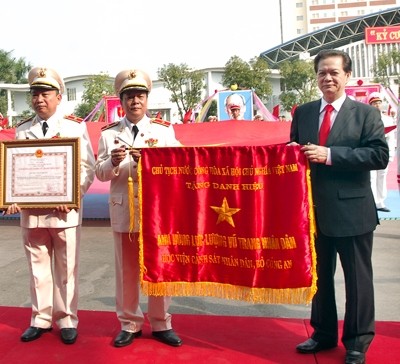阮晋勇出席人民警察学院获颁人民武装力量英雄称号仪式 - ảnh 1