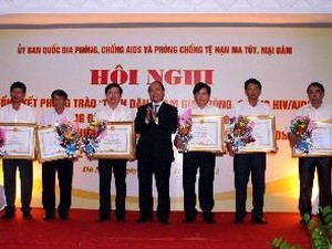 越南政府副总理阮春福出席与在越国际组织会议 - ảnh 1