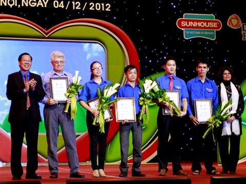 2012年国家志愿奖颁奖仪式在河内举行 - ảnh 1