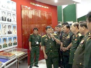 越南国防部第7军区举行与柬埔寨军事学员交流会 - ảnh 1