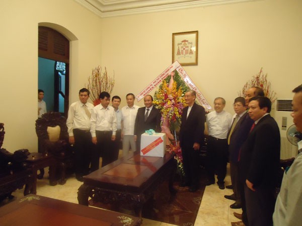 越南全国各地领导人看望宗教界人士，祝贺2012年圣诞节 - ảnh 1