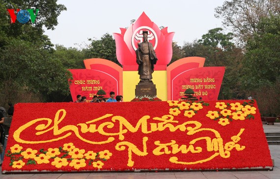 越南全国各地纷纷举行活动，喜迎2013癸巳新春 - ảnh 1