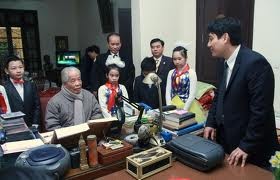 胡志明共青团中央书记处向原越南党和国家领导人拜年 - ảnh 1