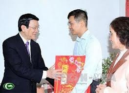 越南国家主席张晋创向多位科学家拜年 - ảnh 1