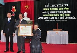 张晋创主席向原越南民主共和国代理主席黄叔沆追授金星勋章 - ảnh 1