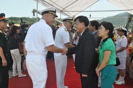 美国海军军舰对越南中部岘港市进行友好访问 - ảnh 1