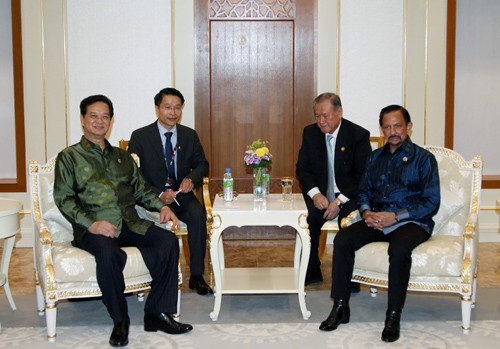阮晋勇分别会见印度尼西亚总统苏西洛和文莱苏丹博尔基亚 - ảnh 2
