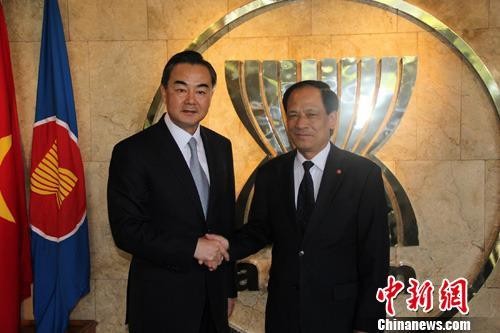中国新外交部长王毅访问东盟秘书处 - ảnh 1