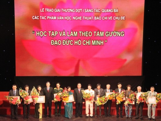 越南举行多项活动，纪念胡志明主席诞辰123周年 - ảnh 1
