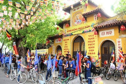 越南全国各地举行多项活动，庆祝佛诞节 - ảnh 1
