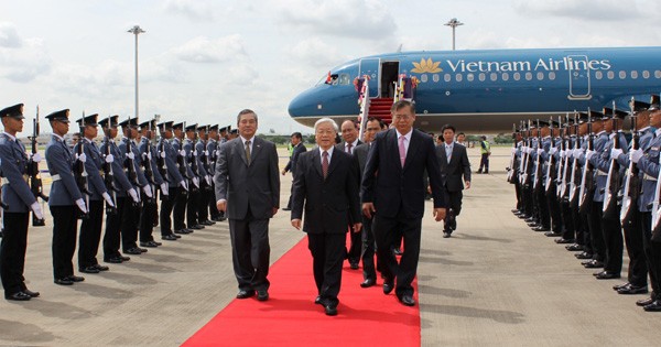 越共中央总书记阮富仲抵达曼谷开始访问泰国 - ảnh 1