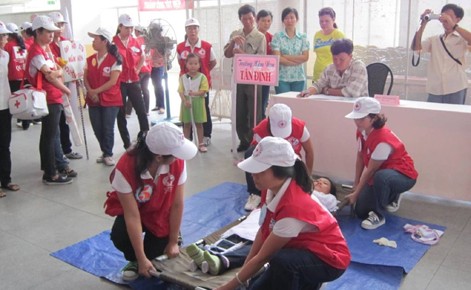 2013年全国红十字志愿者、青少年夏令营开营 - ảnh 1