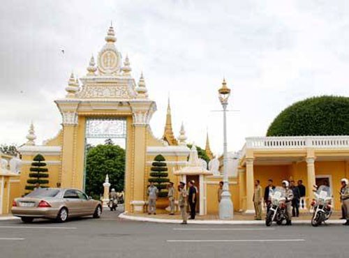柬埔寨国王努力解决政治危机 - ảnh 1
