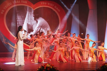 “9000万颗热爱越南的心”音乐晚会在河内举行 - ảnh 1