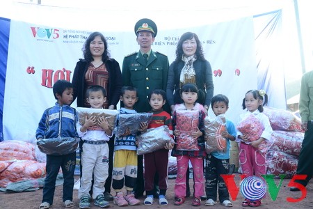 VOV5代表团探望奠边省山区少数民族贫困户和儿童 - ảnh 11