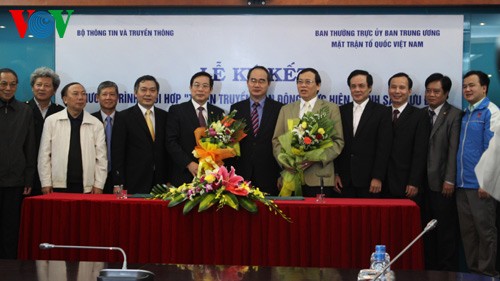 越南祖国阵线中央委员会与通讯传媒部签署配合计划 - ảnh 1