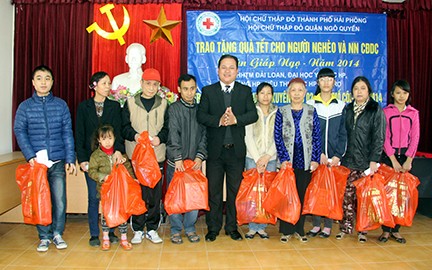 越南各地、各部门为特困者、劳动者过好年提供帮助 - ảnh 1