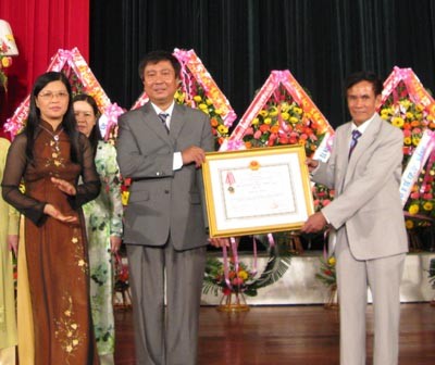 阮春福副总理出席岘港市C医院获颁二级独立勋章仪式 - ảnh 1