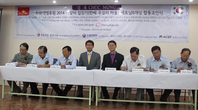 越韩签署援助越南南方六省市贫困者的越韩情义房合资建设项目 - ảnh 1