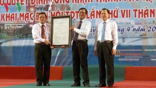越南政府副总理武文宁向迪石市颁发二级城市决定 - ảnh 1