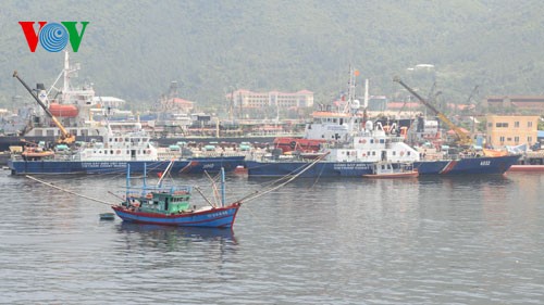 越南全国人民与海上警察和渔业检查力量团结一心牢牢维护海洋海岛主权 - ảnh 1