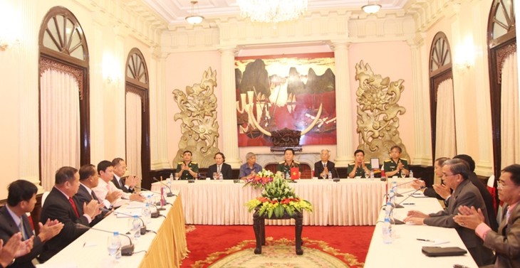 黄玉山副主席会见来访的老挝和柬埔寨友好组织联合会代表团 - ảnh 1