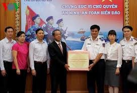 越南国家银库向执行海上任务力量赠送30亿越盾 - ảnh 1