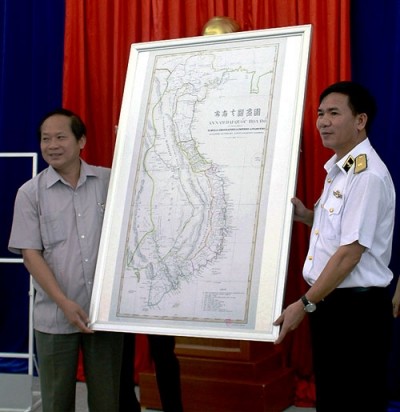 越南通讯传媒部向海军力量赠送《黄沙和长沙归属越南——历史依据》资料和地图 - ảnh 1