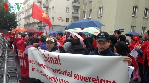  旅居奥地利越南人举行游行反对中国在东海的行动 - ảnh 1