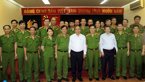 越南政府副总理阮春福祝贺人民公安传统日69周年 - ảnh 1